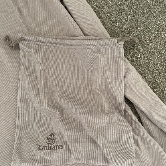 Emirates First class men's pajamas and bag - Picture 2 of 3